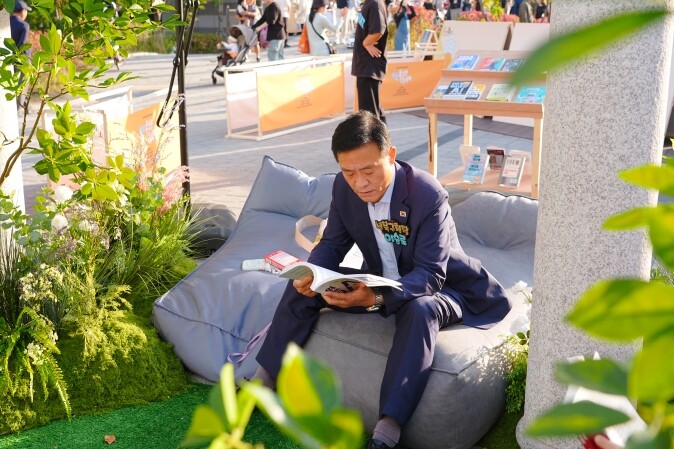 이승로 성북구청장 “야외도서관에서 책...