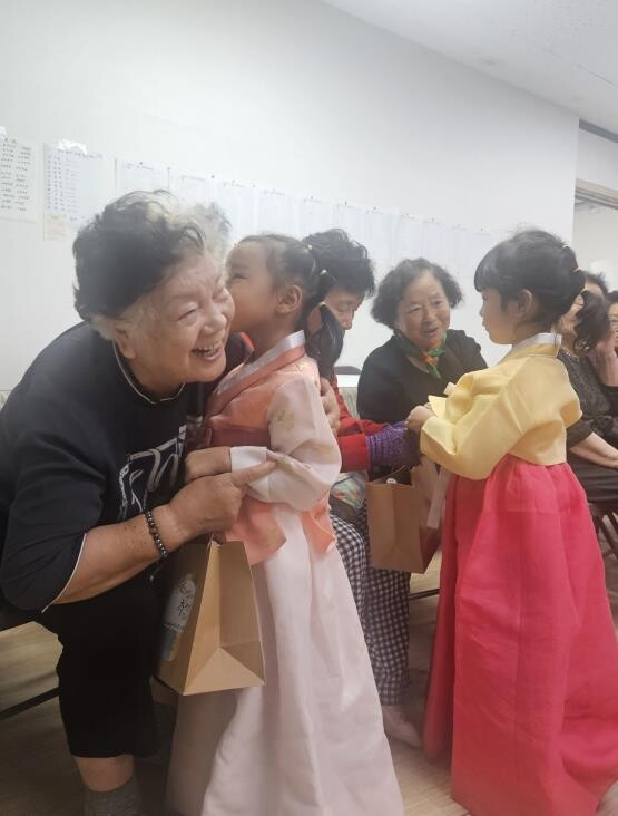오산시 중앙동, 경로당 어르신들게 전...