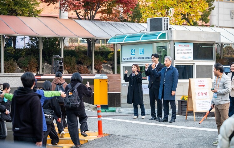 윤환 계양구청장, 수능 고사장 찾아 ...