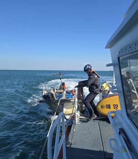 울산해경, 1인 조업 어선 침수......