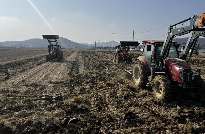 영암군, 왕우렁이 피해 예방 위해 논...