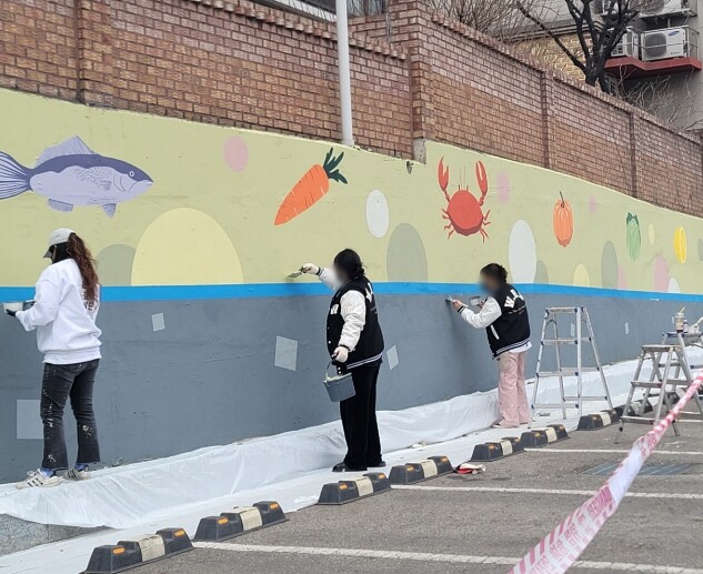 미추홀구, 낡고 빛바랜 옹벽에 ‘새 ...