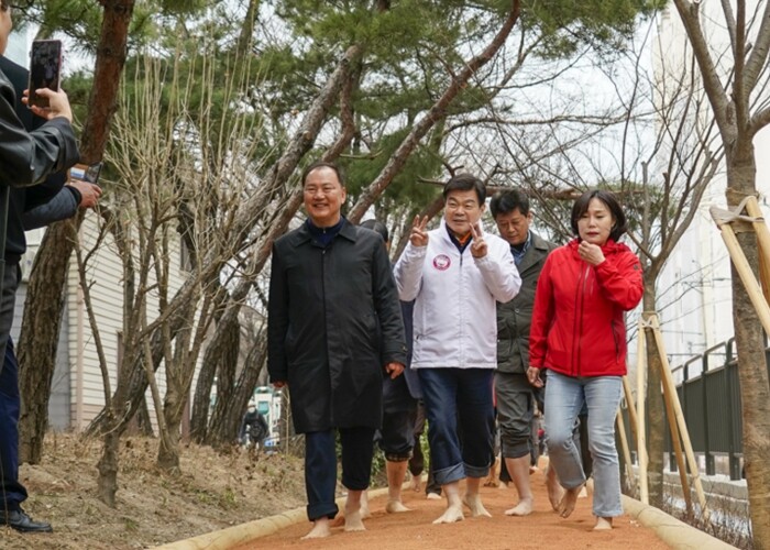 동대문구, 정릉천에 황톳길 열었다…맨...