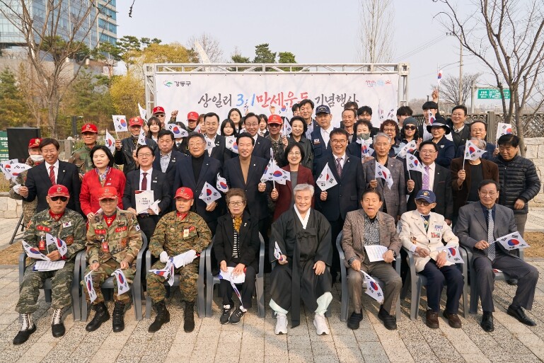 태극기 물결 속 울려 퍼진 만세 함성...