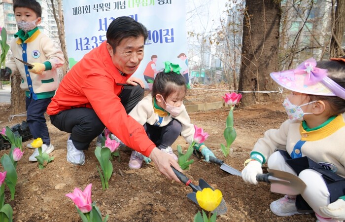 서초구, 식목일 기념 나무심기 행사 ...