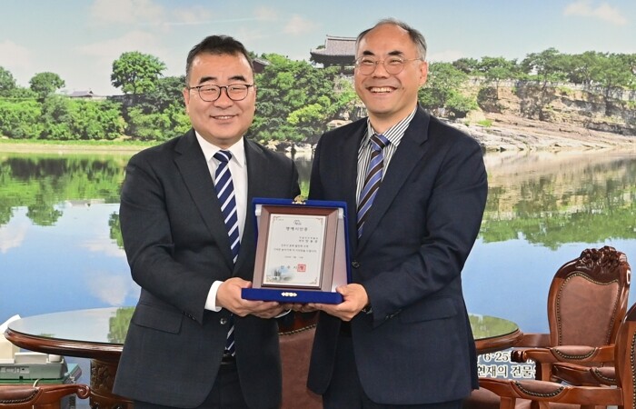 진주시, 장용준 전 국립진주박물관장에...