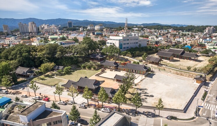 강릉시 "천년의 문을 지나,...