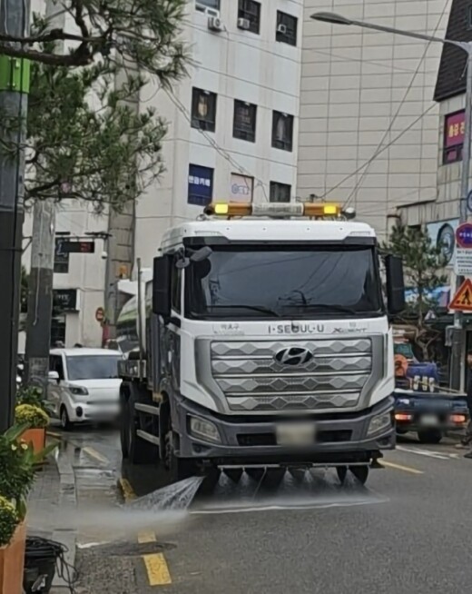 마포구, 폭염특보 뜨면 살수차 출동!...
