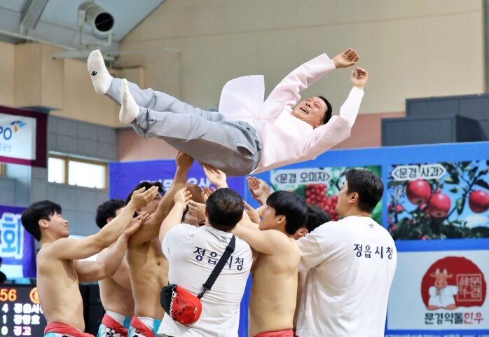 문경 모래판은 ‘정읍 천하’…단풍미인...